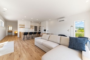 Un apartamento moderno con sala de estar, cocina y comedor.