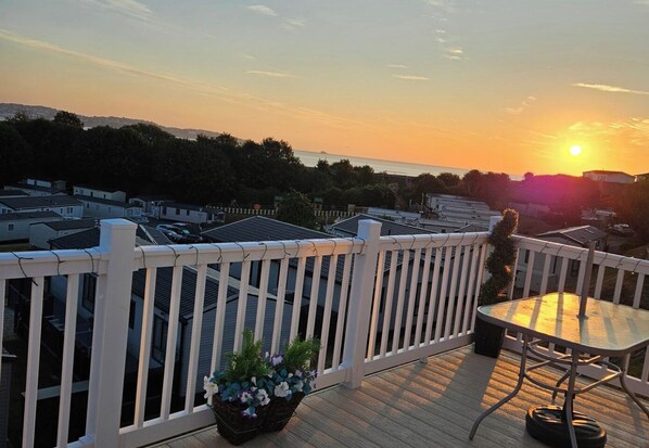 Outdoor dining - Cabin - Sleeps 6 - Parking and Pool (Paignton)