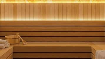 Una sauna de madera con bancos y una pared climatizada.