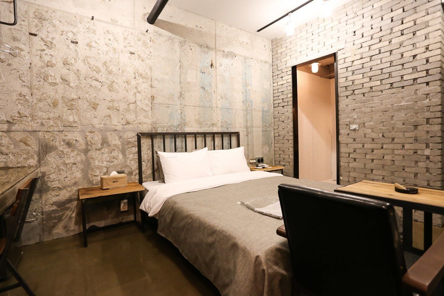 WiFi (free), bed sheets