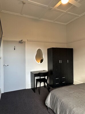 A bedroom with a bed, a desk, and a wardrobe. - 5 mins to Central Sydney
Lord Raglan Hotel (Alexandria)