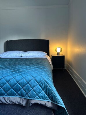 A hotel room with a bed, a nightstand, and a lamp. - 5 mins to Central Sydney
Lord Raglan Hotel (Alexandria)