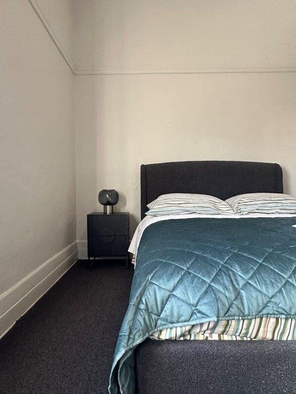 A bedroom with a bed, a bedside table, and a lamp. - 5 Mins to Central Sydney
Lord Raglan Hotel (Alexandria)