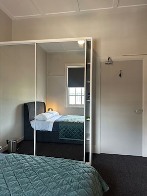 A bedroom with a bed, a wardrobe, a door, and a window. - 5 mins to Central Sydney
Lord Raglan Hotel (Alexandria)