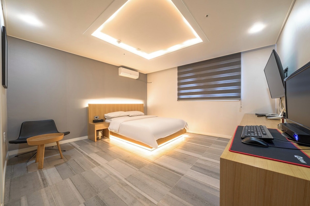 WiFi (free), bed sheets