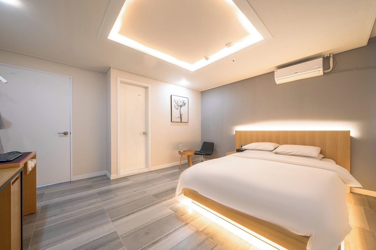 WiFi (free), bed sheets
