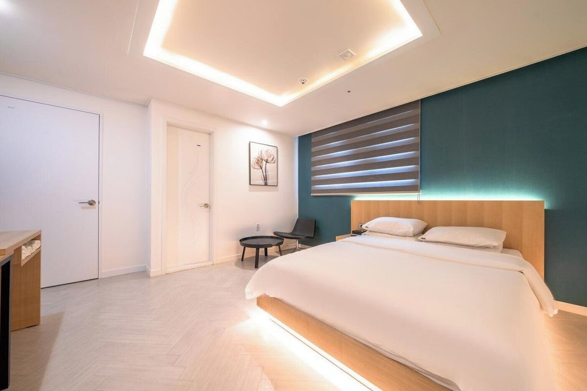 WiFi (free), bed sheets