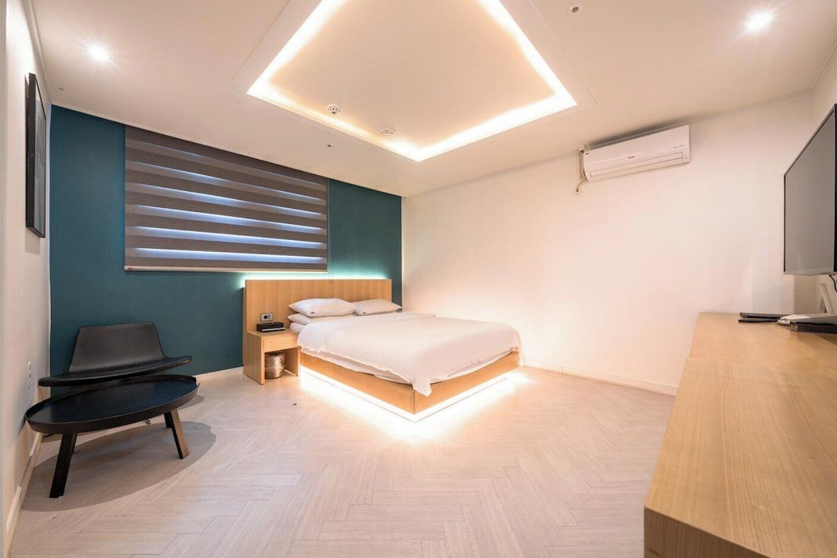 WiFi (free), bed sheets