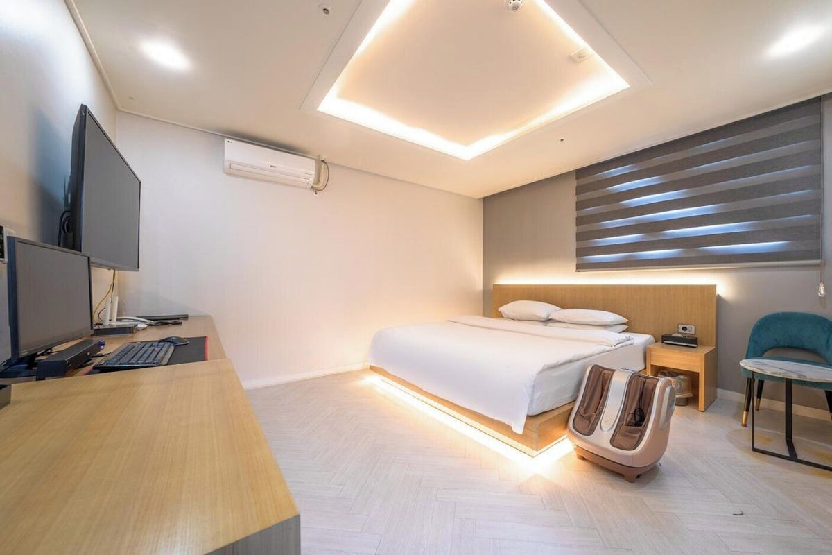 WiFi (free), bed sheets