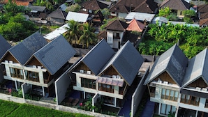 Un quartier résidentiel composé de plusieurs maisons dotées de toits à forte pente et d’une architecture moderne.