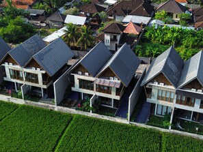 A residential area with multiple houses featuring steeply pitched roofs and modern architecture. - Villa Casa De Leonel - Kedungu (Tabanan)