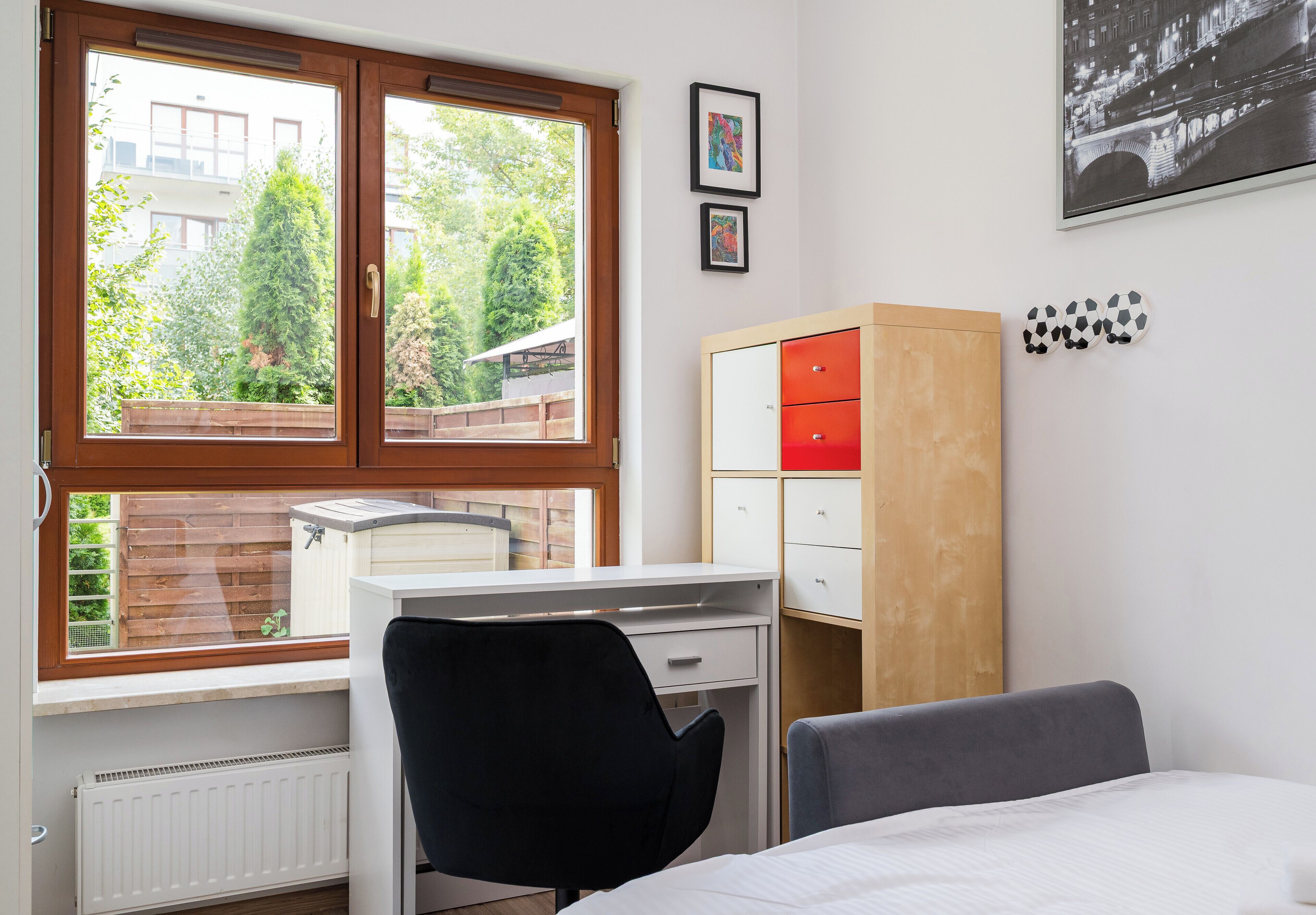 Tabla de planchar con plancha, wifi y ropa de cama 