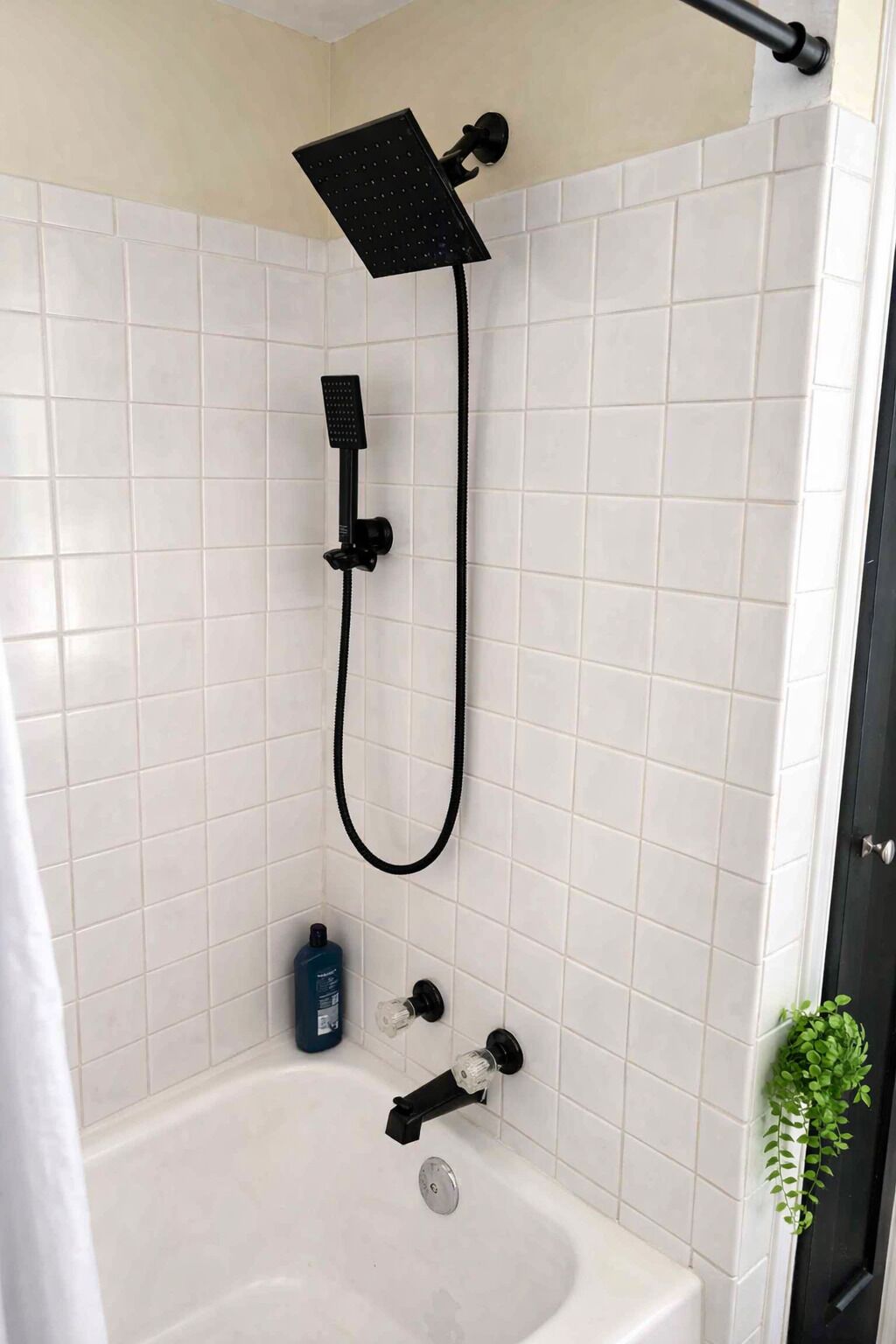 Une salle de bain avec une douche, une baignoire et des toilettes.