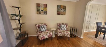3-bedroom house in peaceful Parma with cool AC breeze