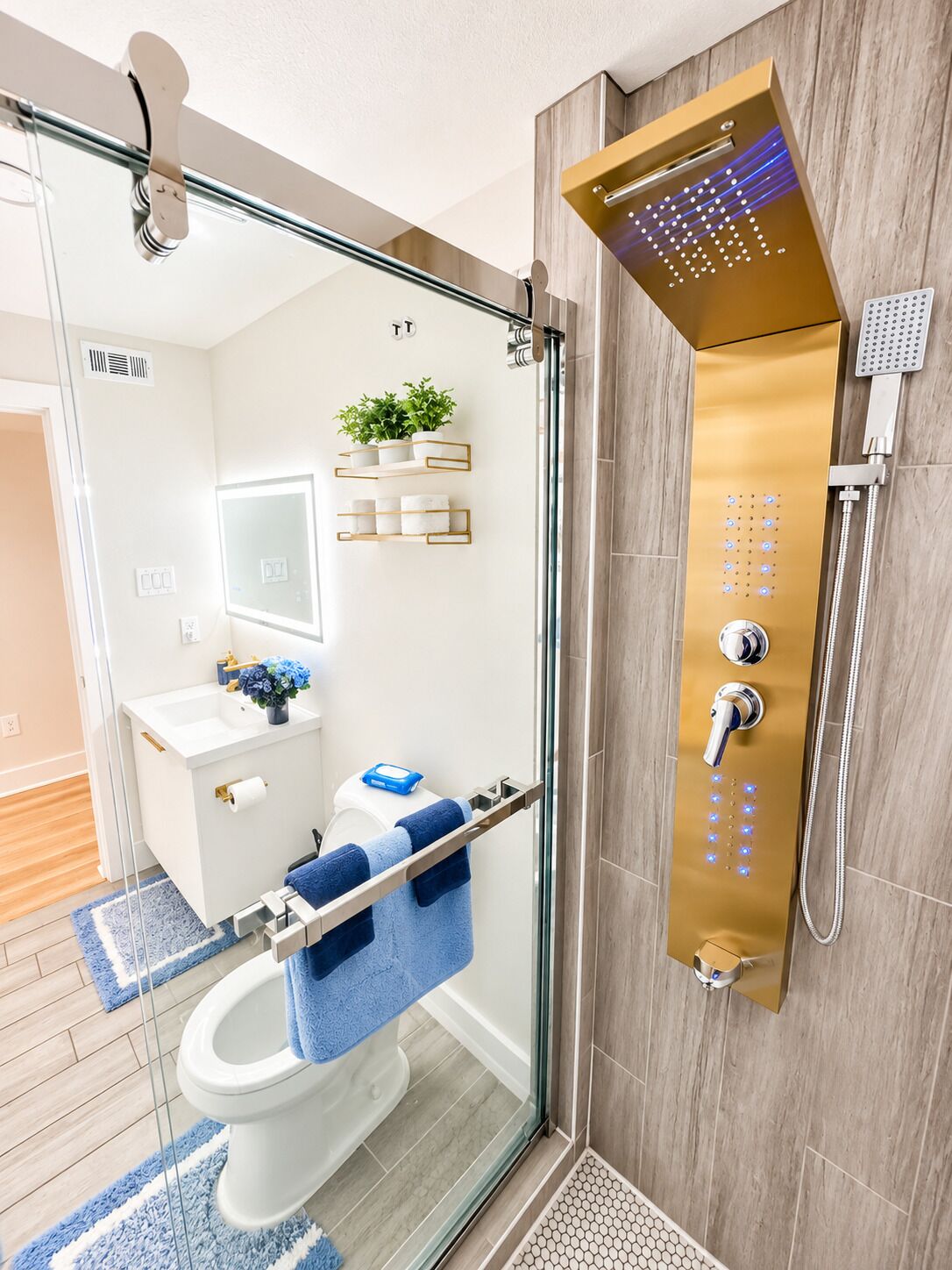 Une salle de bain moderne avec une douche à parois de verre, des toilettes et un lavabo.