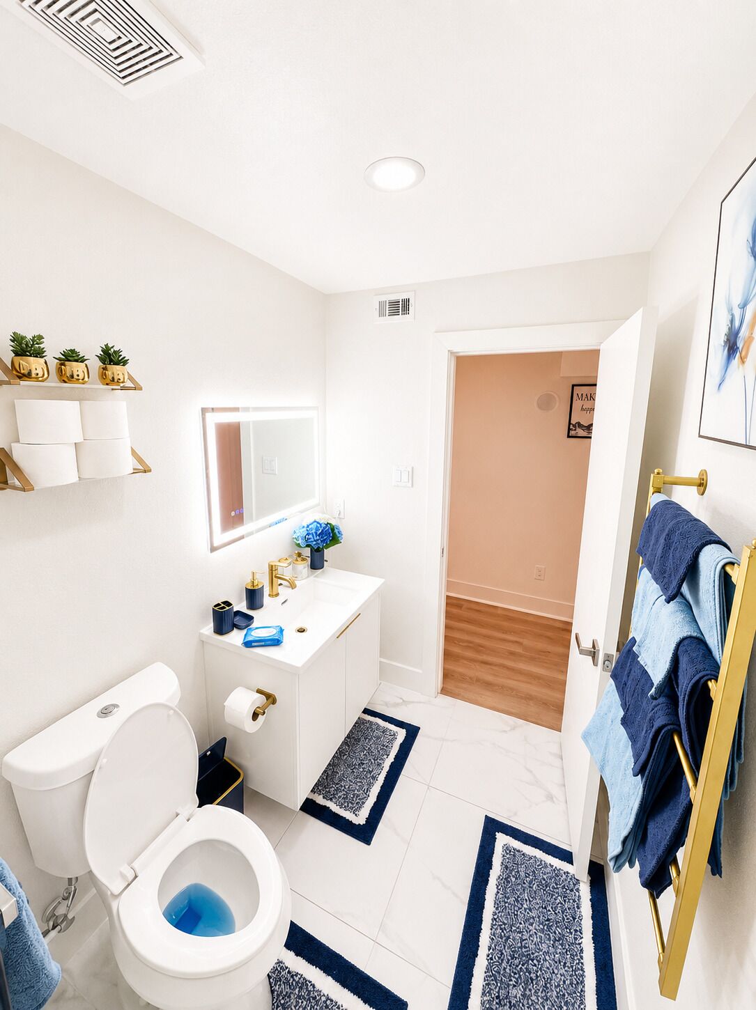 Un baño moderno con inodoro, lavamanos y zona de ducha.