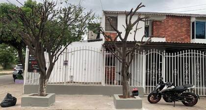 Modern 3-Bedroom House with Air Conditioning and Parking