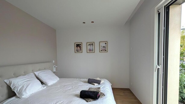 Une chambre à coucher avec un lit, des oreillers et une fenêtre.