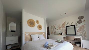 Travel crib, internet, bed sheets