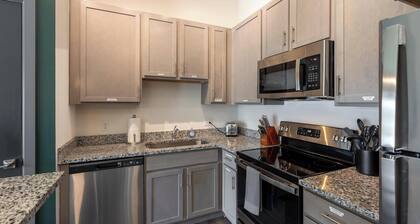 Landing Amazing 2bd, Courtyard, Clubhouse