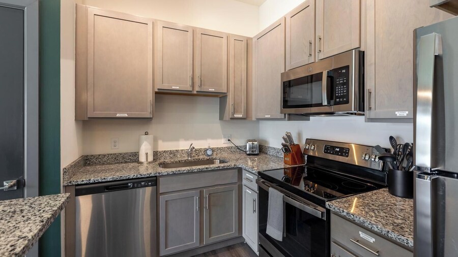 Landing Amazing 2bd, Courtyard, Clubhouse