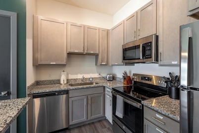 Landing Amazing 2bd, Courtyard, Clubhouse