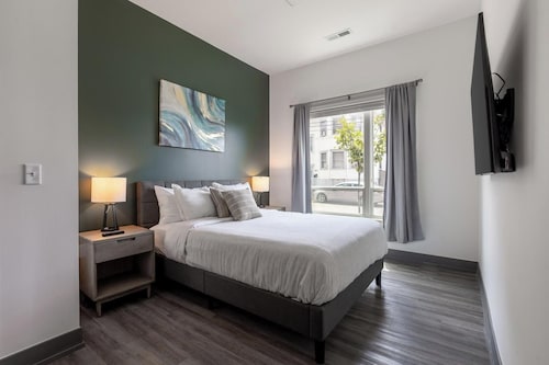 Landing Amazing 2bd, Courtyard, Clubhouse