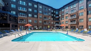 Seasonal outdoor pool - Landing Amazing 2bd, Courtyard, Clubhouse (Dayton)