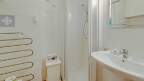 シャワー、ヘアドライヤー、ビデ、タオル