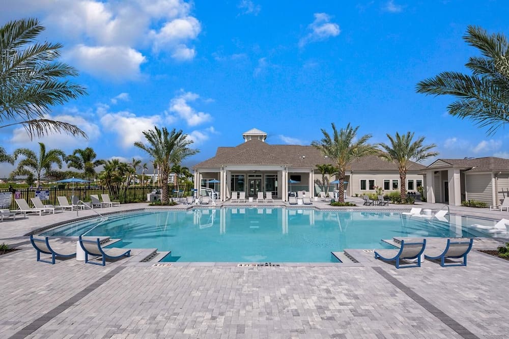 Landing Beautiful 2bd, Gym - Foxleigh, FL