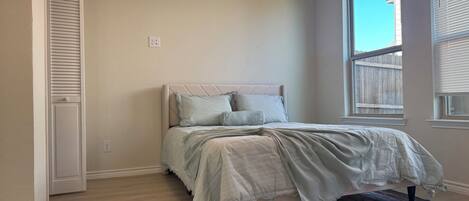 Iron/ironing board, WiFi, bed sheets