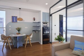 Eine moderne Küche mit Essbereich, Holzboden und Blick auf die Stadt.