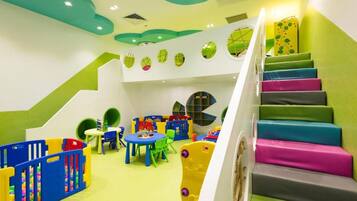 Ein Kinderspielbereich mit bunten Möbeln und einer Treppe mit farbenfrohen Stufen.