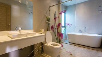 Un baño moderno con inodoro, lavamanos y bañera.