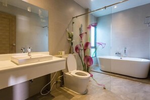 A modern bathroom with a toilet, sink, and bathtub. - Kaizer Pool Villas (Thalang)