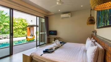 Habitación de hotel con cama, televisión, aire acondicionado y vistas a una piscina.