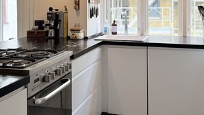 Coffee/tea maker, fridge, microwave, oven
