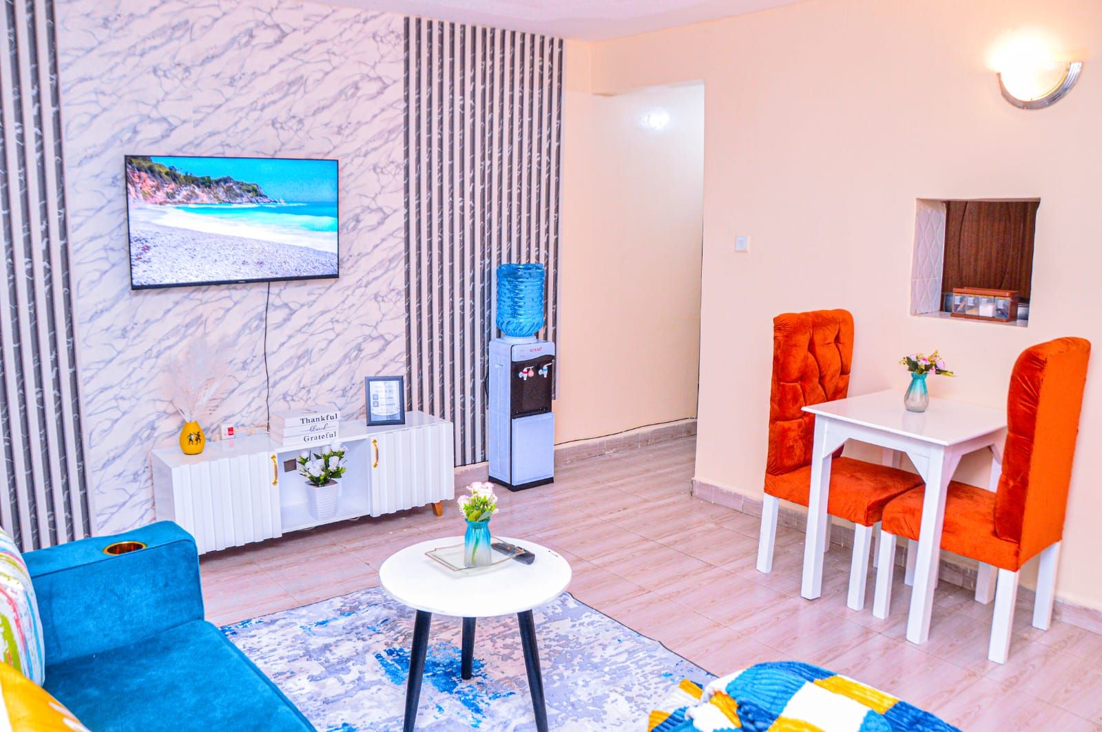 Departamento Deluxe | Área de sala de estar | Smart TV de 24 pulgadas con canales digitales 