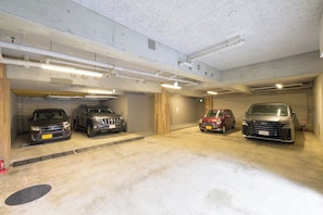 Eine mehrgeschossige Parkgarage mit Betonwänden und ebener Decke.