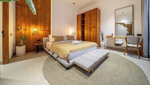 Un dormitorio moderno con cama, mesitas de noche, ventilador de techo y un espejo grande.