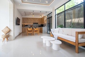 Ein modernes Interieur mit Küche, Essbereich und Sitzgelegenheiten.