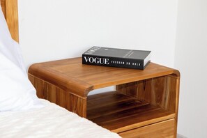 Ein hölzerner Nachttisch mit einem Buch mit dem Titel 'Vogue Freedom of Holid'.