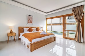 Ein modernes Schlafzimmer mit einem hölzernen Bett, einem Nachttisch, einem Beistelltisch, einem großen Fenster mit Blick und einem Vorhang.