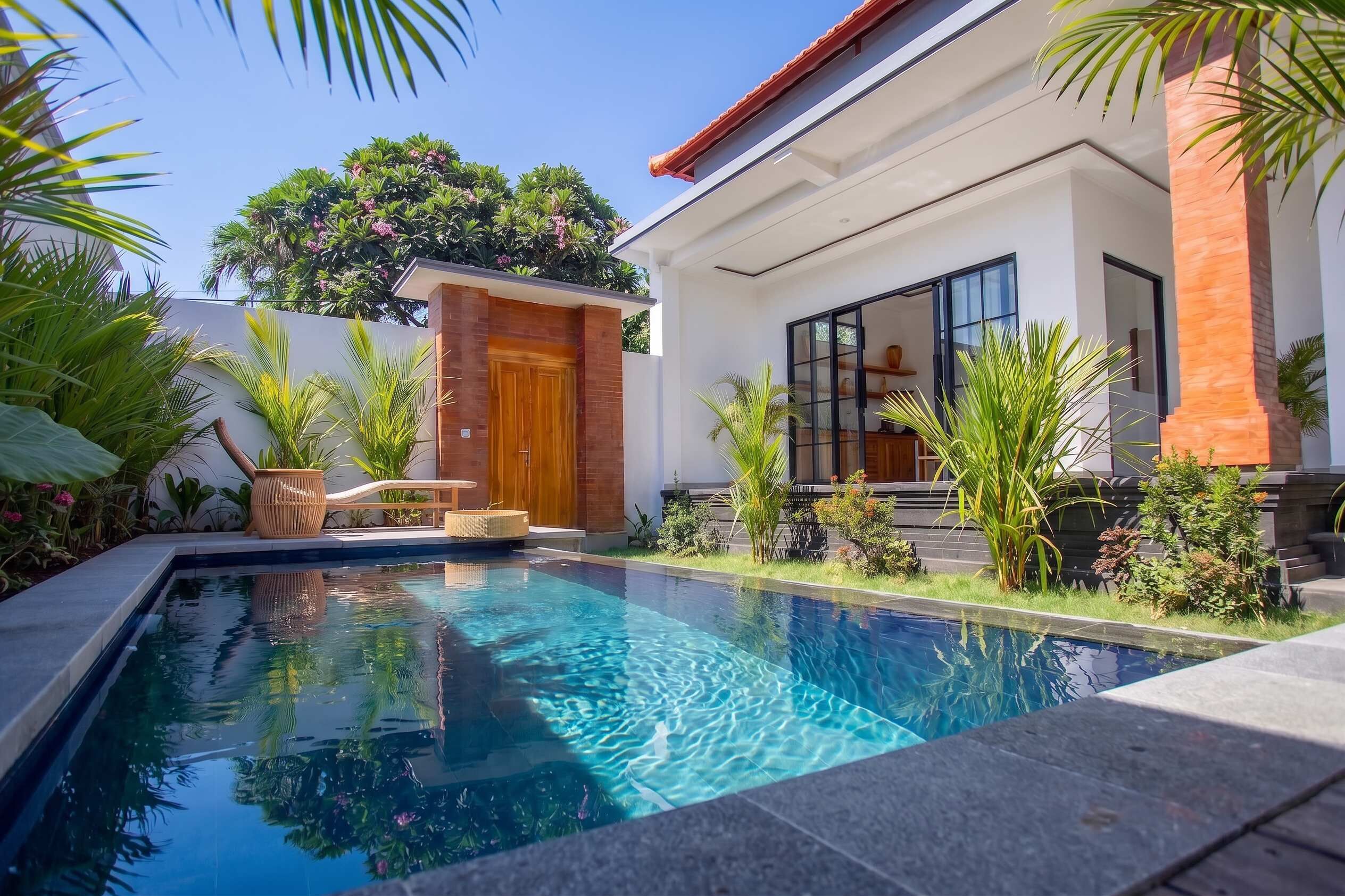 Una casa moderna con piscina, puerta de madera y un amplio ventanal.