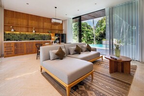 Ein stilvoller Wohnbereich mit einer Couch, einem Esstisch und einer Küche im Hintergrund.