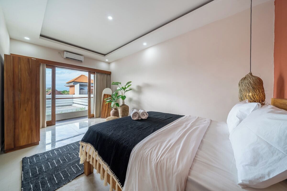 Ein Schlafzimmer mit einem Bett, einem Fenster und Blick nach draußen.