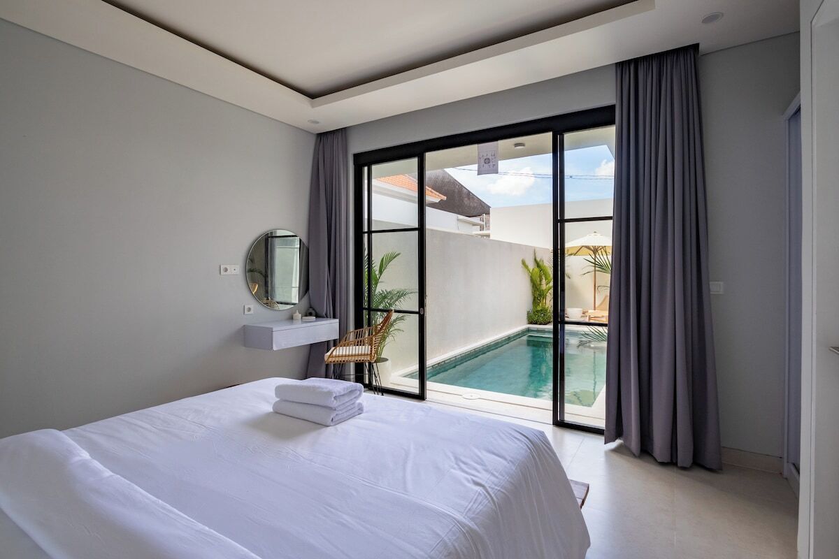 Iron/ironing board, travel crib, WiFi, bed sheets