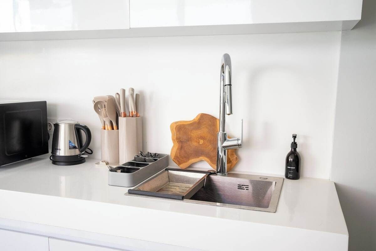 Coffee/tea maker, fridge, microwave, stovetop