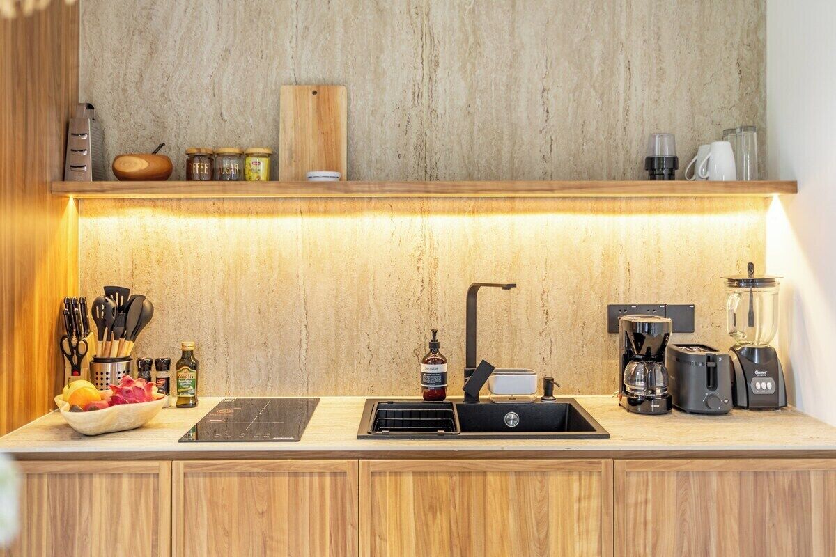 Coffee/tea maker, fridge, microwave, stovetop