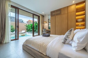 Ein Schlafzimmer mit einem großen Bett, einer Schiebetür zu einem Poolbereich und Holzregalen mit dekorativen Gegenständen.